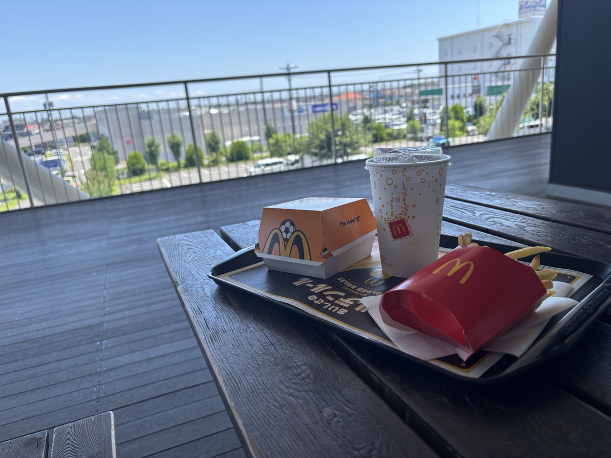 alien155s's tweet photo. Burger King がないから、MAc でいいっか😁😁 https://t.co/sggX6b5yVP