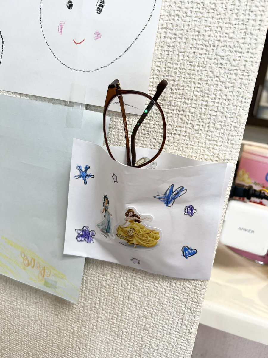 coco_coco_san's tweet photo. いつも家の中でﾒｶﾞﾈﾄﾞｺﾒｶﾞﾈﾄﾞｺと言っている私のために娘がメガネ置き場を作ってくれました！ベルとジャスミンが可愛い🫶ここをメガネの定位置にしたら失くさないですね。本当にありがとう♡ https://t.co/qTVe0M2WFp
