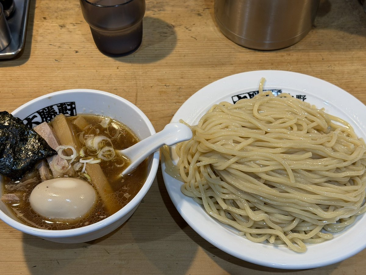 Shige_Str8Teeth's tweet photo. 昔の食べ慣れた大勝軒･中野の味に戻った気がする。麺は胚芽が混ざった感じで昔より透明感が無いけどもっちりしてガシガシ噛んで美味しい。つゆが昔に戻ってくれたのはありがたい
これなら昔みたいに月イチで食べたくなる😋
でもスープが生姜や昆布の風味が強くて残念。
#大勝軒･中野
#つけそば https://t.co/vFYAdyLt2O
