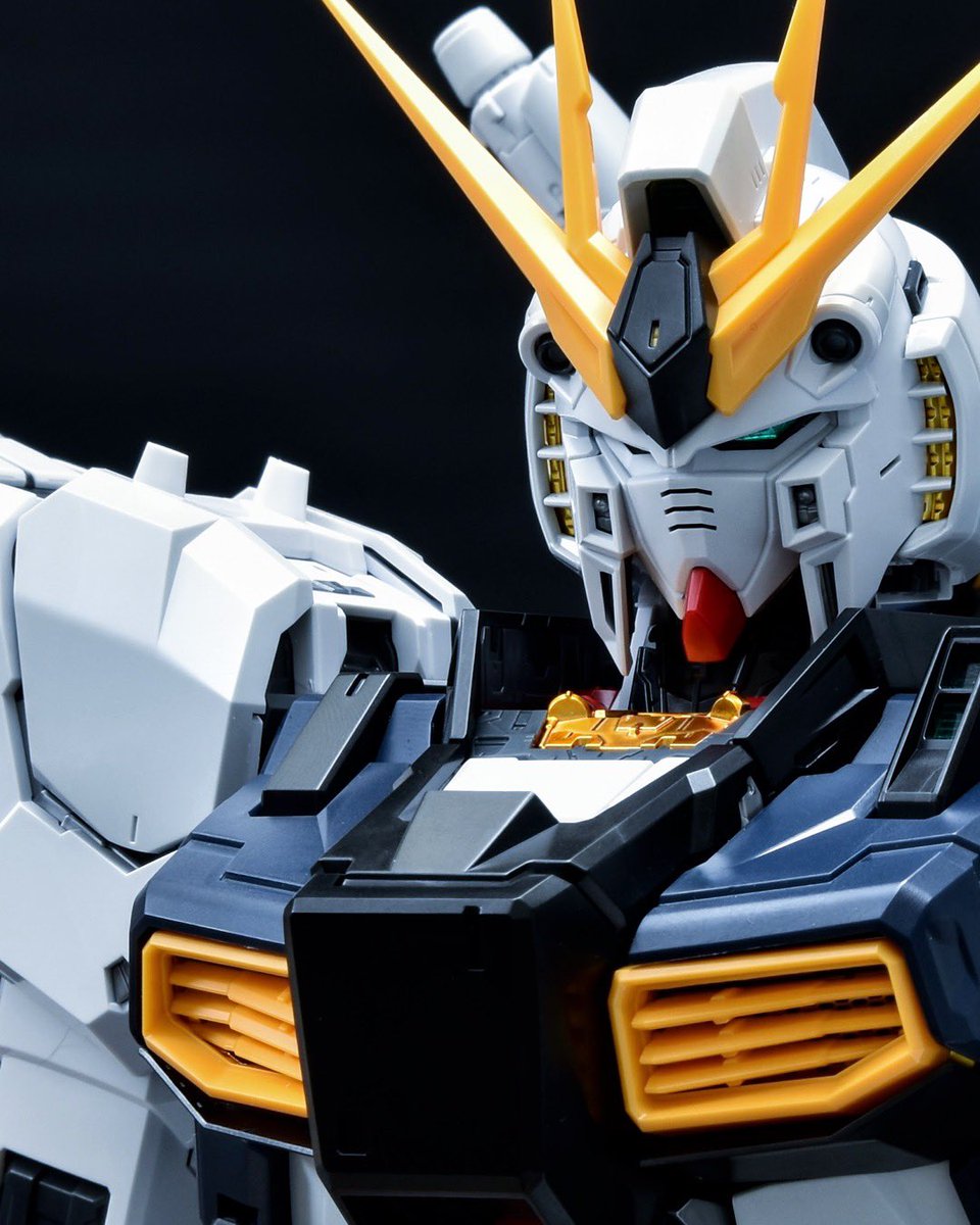 shun_m47's tweet photo. 今作ってるのはこれ
PGU νガンダム
これ撮ったやつだけどただ組んだだけでこのかっこよさはすごい…
でも(自分なら…)という箇所も少なくないのでそういう箇所を弄りながら自分好みのνに(あとはひたすら丁寧に！)仕上げていこうと思います https://t.co/81HJqfI5xm