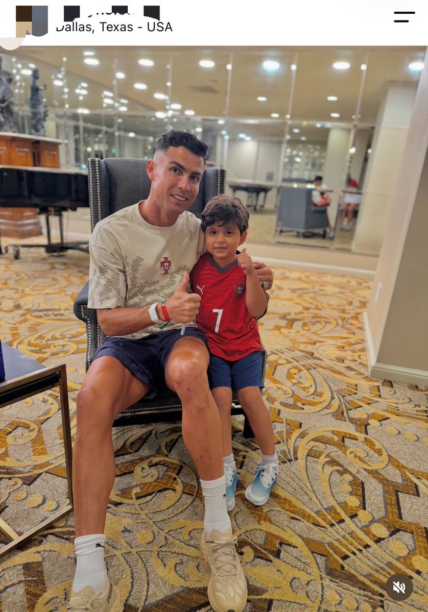 madrid_total2's tweet photo. Cristiano Ronaldo se tomó foto con un niño después del partido vs España.

El mensaje que pone su madre es muy emotivo.
🥹🤍 https://t.co/lanpuNABoA
