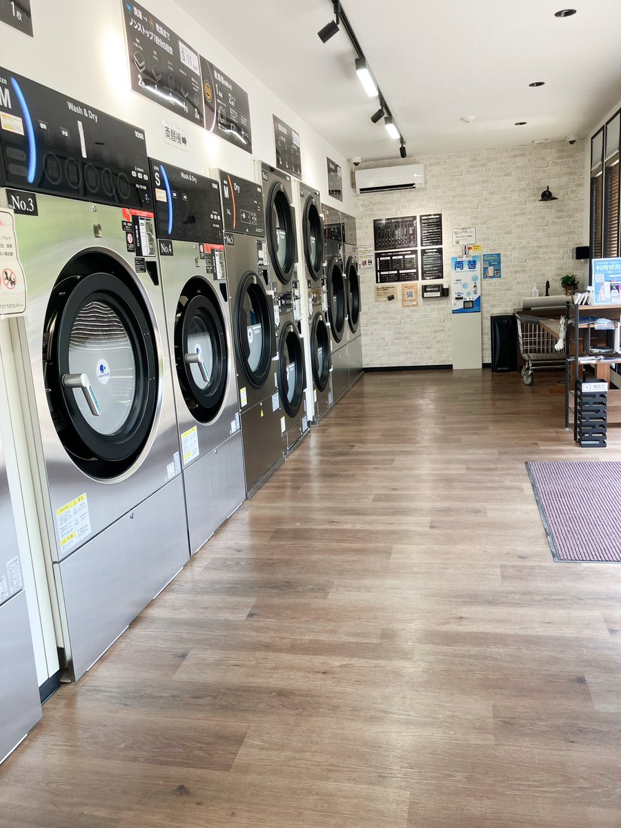 Terrace_Laundry's tweet photo. お昼の清掃・点検完了しています🧹

午後は西日が強くなるため、店内のブラインドを下げています。
今日も暑くなっていますので、熱中症に気をつけてお過ごしください☀️

午後もTSテラスランドリーをよろしくお願いします！
#コインランドリー https://t.co/SUFdsc99F0