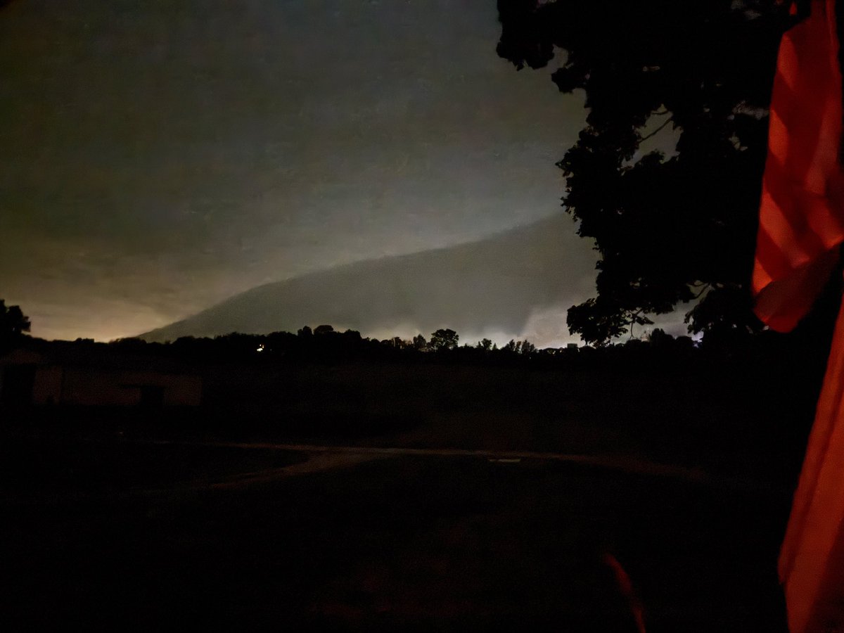 SmokeH18's tweet photo. Nasty looking shelf rolling into Eastern Hart Co. @2kHoukWx, coming your way smartly! Great strobe light show to follow.⚡️⚡️⚡️

@I65WxSils https://t.co/mn3c4oWB20