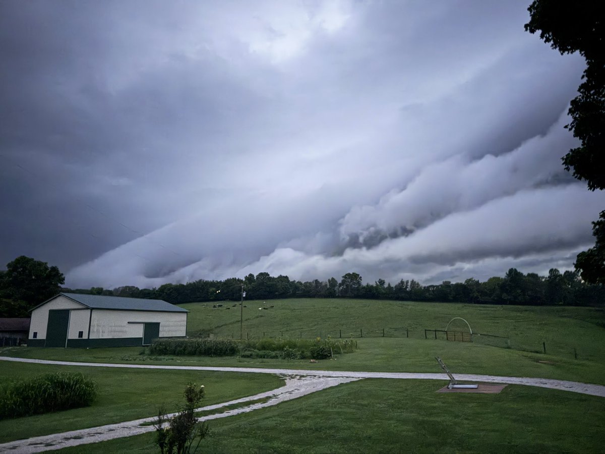 SmokeH18's tweet photo. Nasty looking shelf rolling into Eastern Hart Co. @2kHoukWx, coming your way smartly! Great strobe light show to follow.⚡️⚡️⚡️

@I65WxSils https://t.co/mn3c4oWB20
