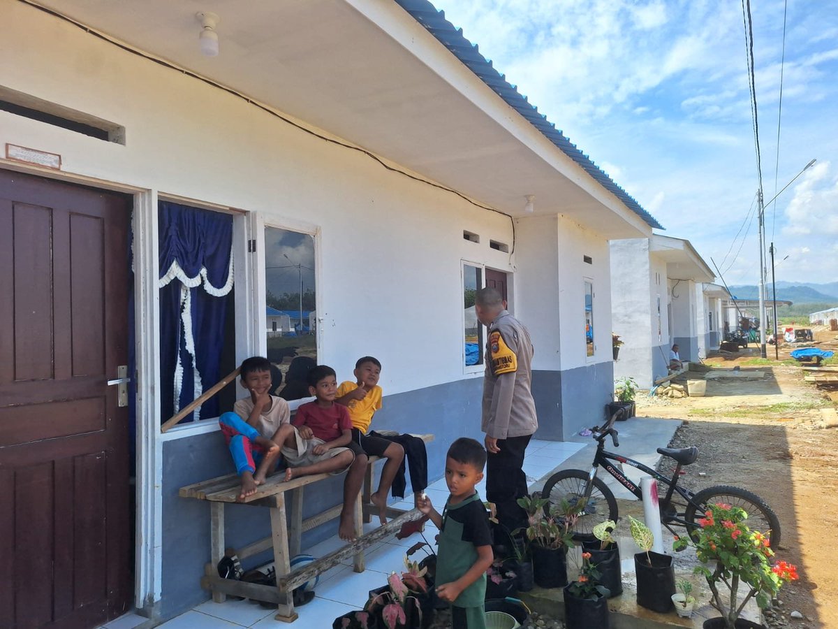 bagops_tapsel's tweet photo. Bhabinkamtibmas Polsek Batangtoru melaksanakan sambang dan tatap muka bersama masyarakat di Huntap Desa Hapesong Baru guna mempererat silaturahmi, memberikan dukungan moril, serta mengajak warga tetap semangat dan menjaga kebersamaan dalam kehidupan bermasyarakat. #PolriPresisi https://t.co/jWL1Gk13RB