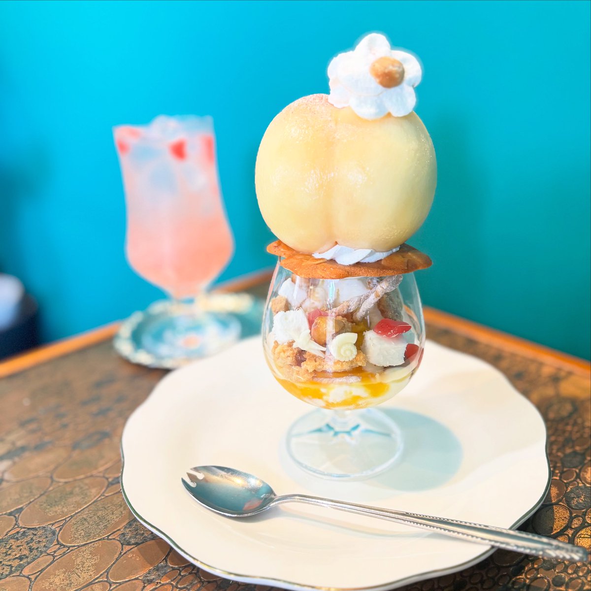 green_ageo's tweet photo. 明日から桃パフェ始まります
今年もまるまる１つの桃を使用✨
1980円です🍑

ココナッツアイス
マンゴーアイス
塩クランブル
キャラメリゼマカダミアなどが入っています🏝️

#桃パフェ
#パフェ https://t.co/tO0tOEuXAh