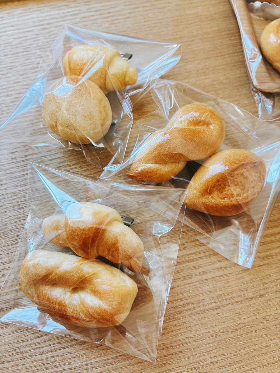 wachipaaan's tweet photo. 明日のハンドメイドバザールツイン21は
新作ヘアゴム販売します💗

頭に本物のパンをつけて
みんなに驚かれてみてください🤭

そしてアウトレットセールもやります！
傷ありや在庫整理などでのまとめ売り✨️
お得な価格でご用意しております！

7/11(土) 11:00〜17:00
ハンドメイドバザールツイン21🍞 https://t.co/88tbX2Yc8g