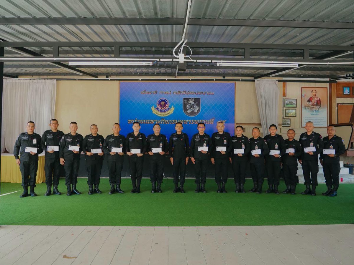 45blackarmy's tweet photo. 🇹🇭​🎓ส่งต่อโอกาส สร้างอนาคต ผู้การทหารพราน45 มอบเงินสวัสดิการบุตรกำลังพล 
กองทัพบกมอบทุนหนุนการศึกษา แบ่งเบาภาระครอบครัวนักรบแดนใต้ มุ่งสร้างขวัญกำลังใจ สู่การพัฒนาศักยภาพเยาวชนอย่างยั่งยืน
#ทุนการศึกษา #สวัสดิการกำลังพล 
#ศูนย์ประชาสัมพันธ์ #หน่วยเฉพาะกิจกรมทหารพรานที่45 https://t.co/8qsPol8gPa