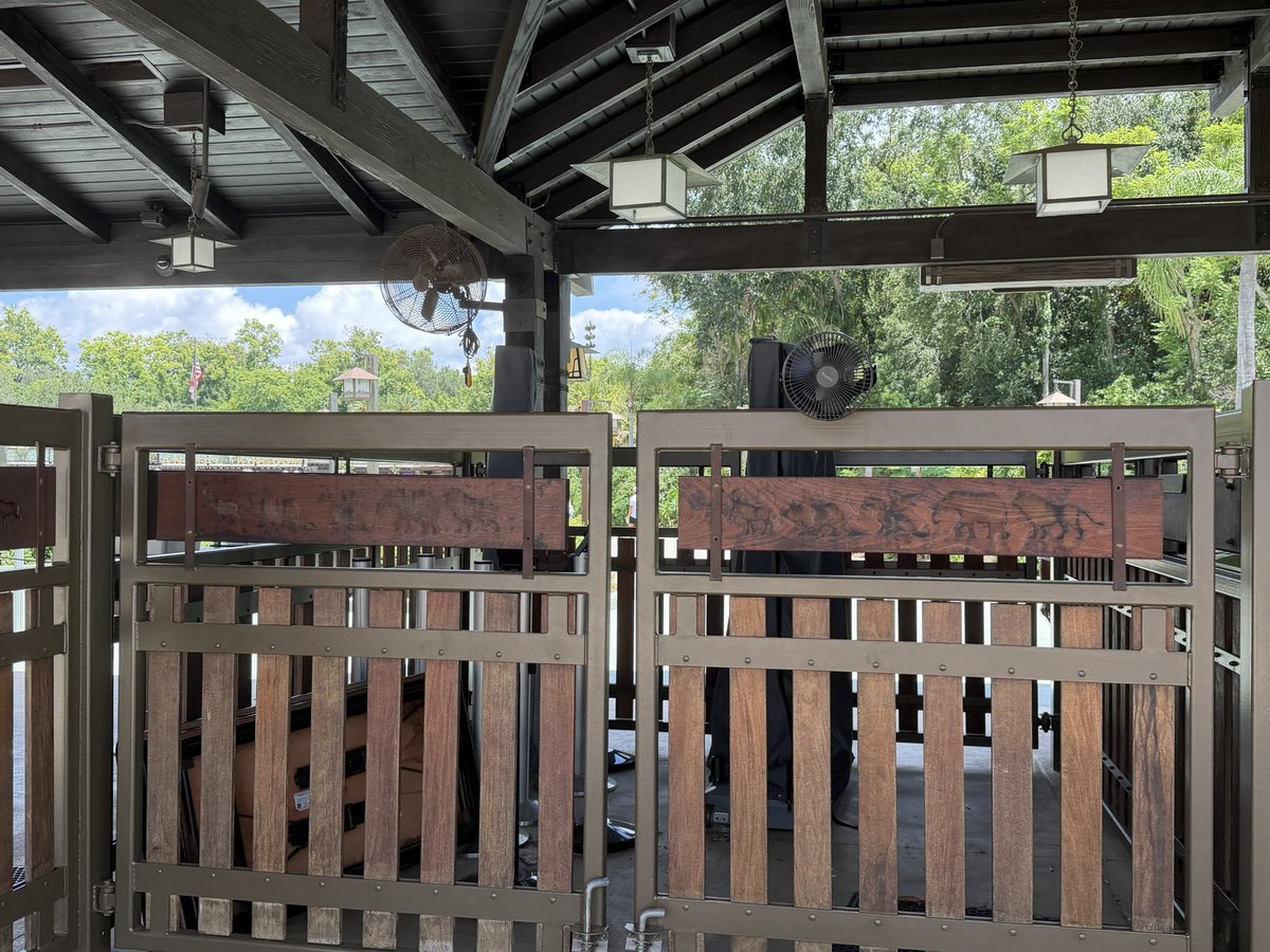 Mousebatecom's tweet photo. "Rawr rawrrr" Josh D'Amaro when asked about Disney's removal of the iconic fencing in Animal Kingdom. https://t.co/6hCA4tjHSx
