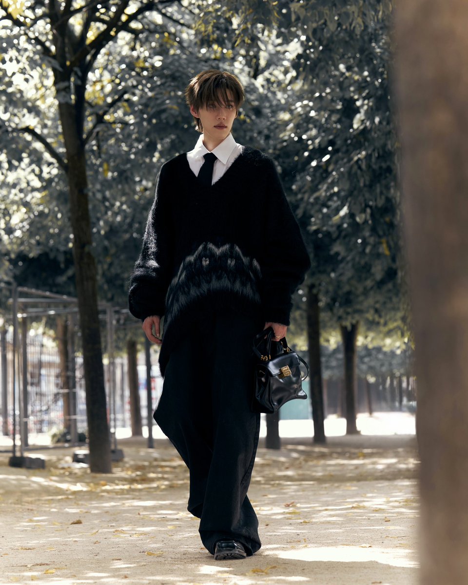 mintmag_th's tweet photo. โซจึ้ง! ส่งภาพ ‘พีพี’ แบรนด์แอมบาสเดอร์คนสำคัญของ Balenciaga ในลุคสตรีทสไตล์ริมถนนปารีส หลังร่วมชมแฟชั่นโชว์ Balenciaga คอลเล็กชั่นกูตูร์ครั้งที่ 55 โดยพีพีมาในลุคที่ 23 จากคอลเล็กชั่น Winter 26💚

#ppkritt
#Balenciaga #BalenciagaCouture
#Balenciaga55thCouturexPPKRIT
#MintNews https://t.co/0d99zBP3BL