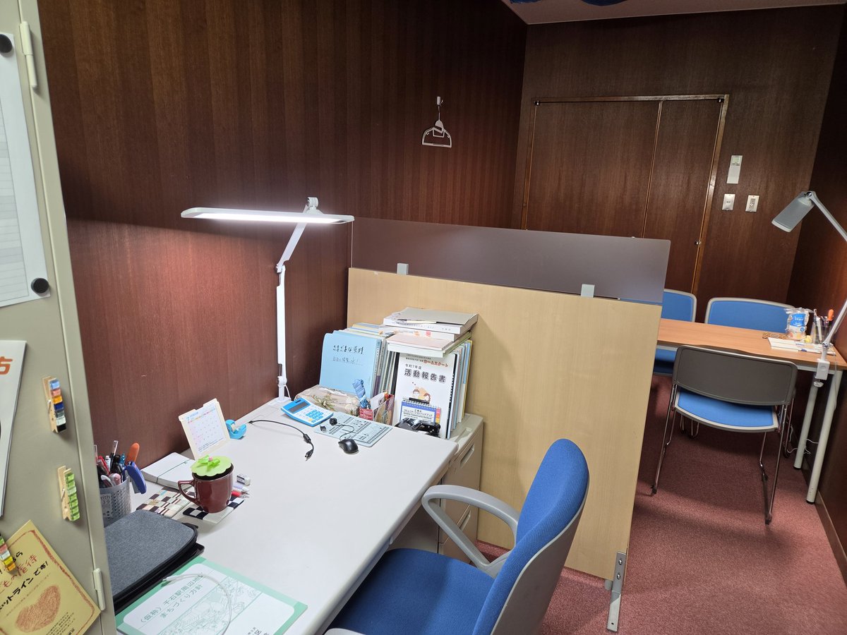 Nmaniwa's tweet photo. 江東区役所の中のワタシの控室。上の階の工事のため、照明が取り外されていました。
暗い部屋になってしまったので議会事務局の職員の方々が電気スタンドをつけてくださいました。お手数をおかけいたしました。ありがとうございます。おかげさまで快適に過ごしております。 https://t.co/PtalWJhNp2