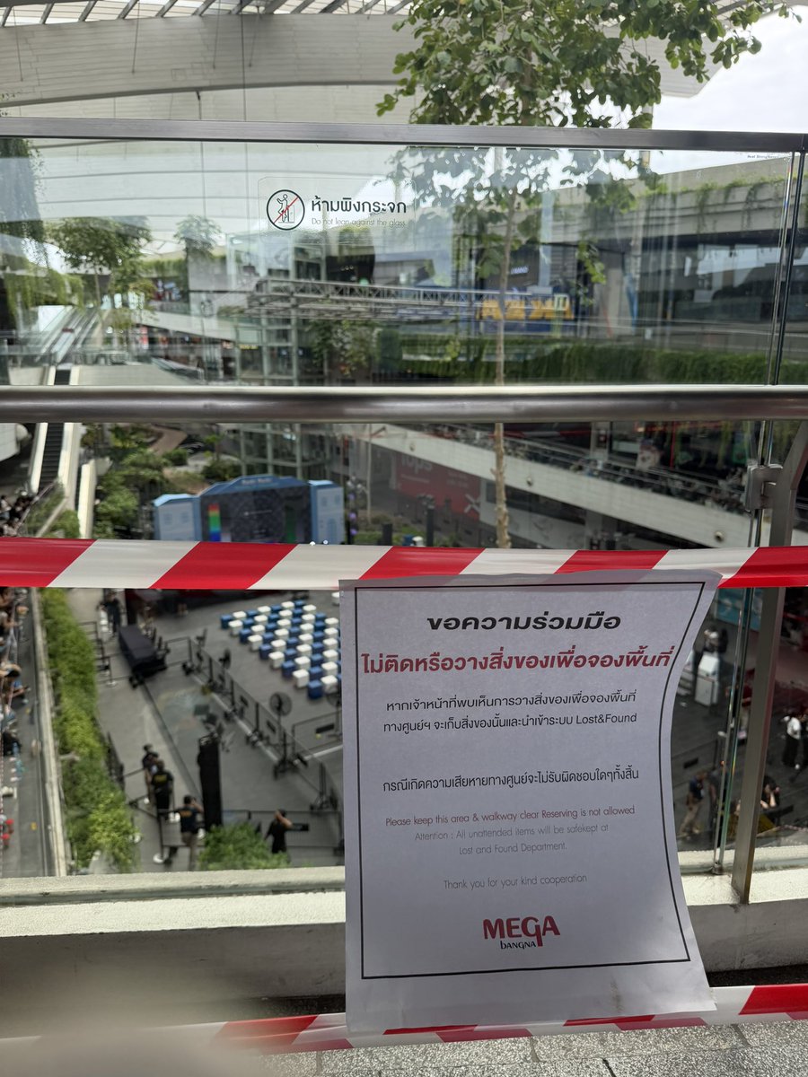 hamburggers's tweet photo. เมกาแตกแล้วจิงๆ พี่ดาราชวนมาเหมือนที่มันเยอะงะ อร้ากกกกกกกกก โมชิๆไม่ให้ติดจอง ไม่ให้แปะติ้กเก้อ จากสถานการณ์ตอนนี้ห้างแตกแน่นอน คนเยอะมาก😭😭😭😭😭😭 https://t.co/M3SJiDvKsb