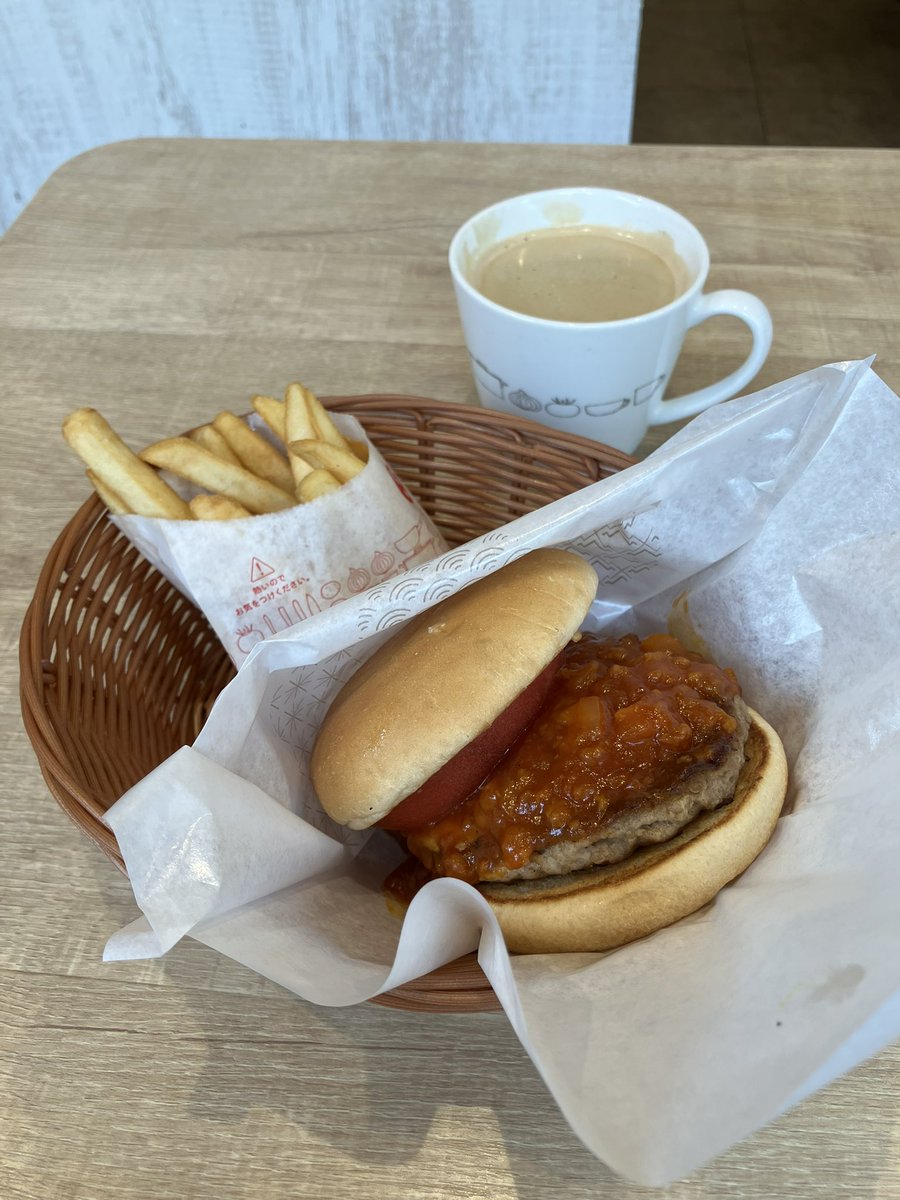 99Marumari's tweet photo. 台風接近で唯一開いてたスーパー行ったけど買えたのはお菓子だけ
そんな中いつも通り営業してるモスに感謝🤣 https://t.co/sCgTjL05RF