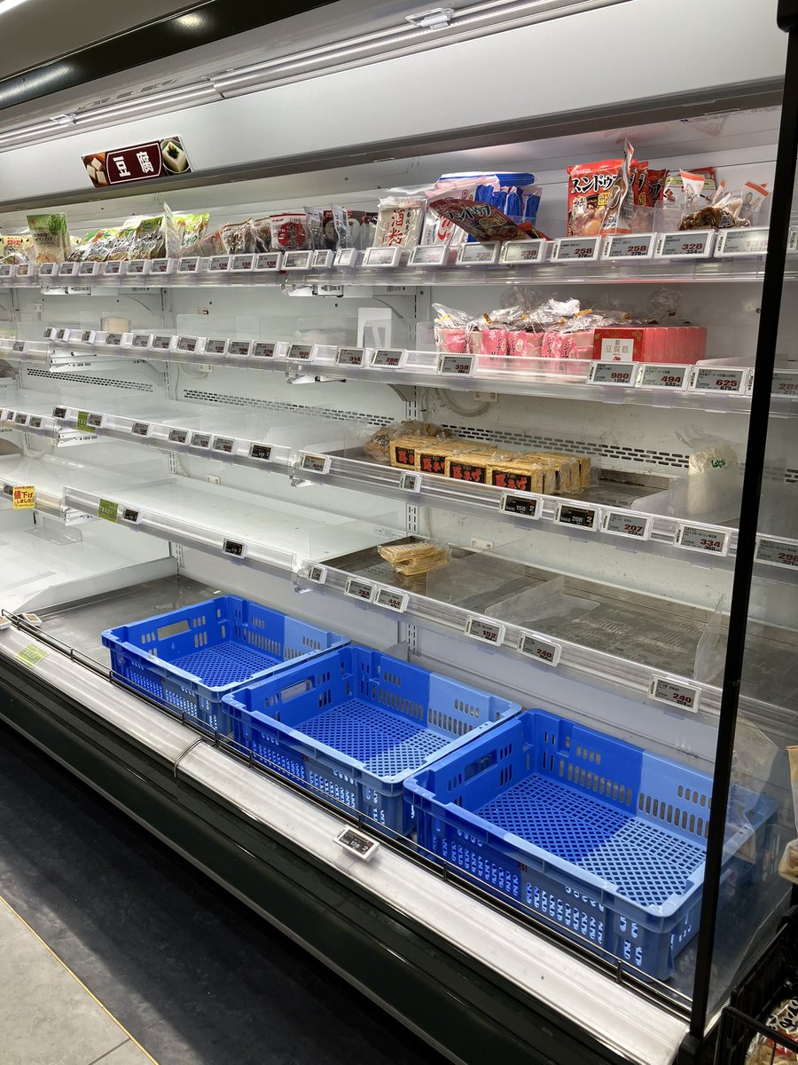 99Marumari's tweet photo. 台風接近で唯一開いてたスーパー行ったけど買えたのはお菓子だけ
そんな中いつも通り営業してるモスに感謝🤣 https://t.co/sCgTjL05RF