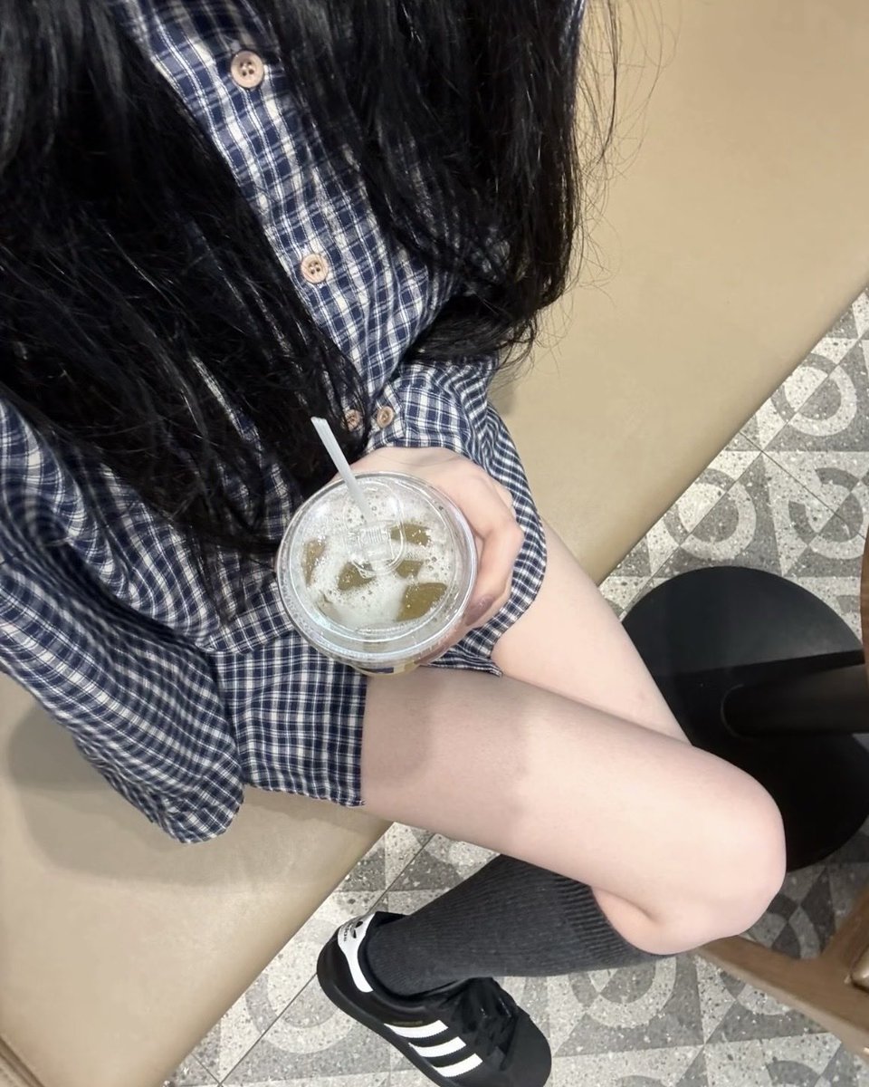NaNaNancy's tweet photo. ootd https://t.co/nmmC8tMBwh