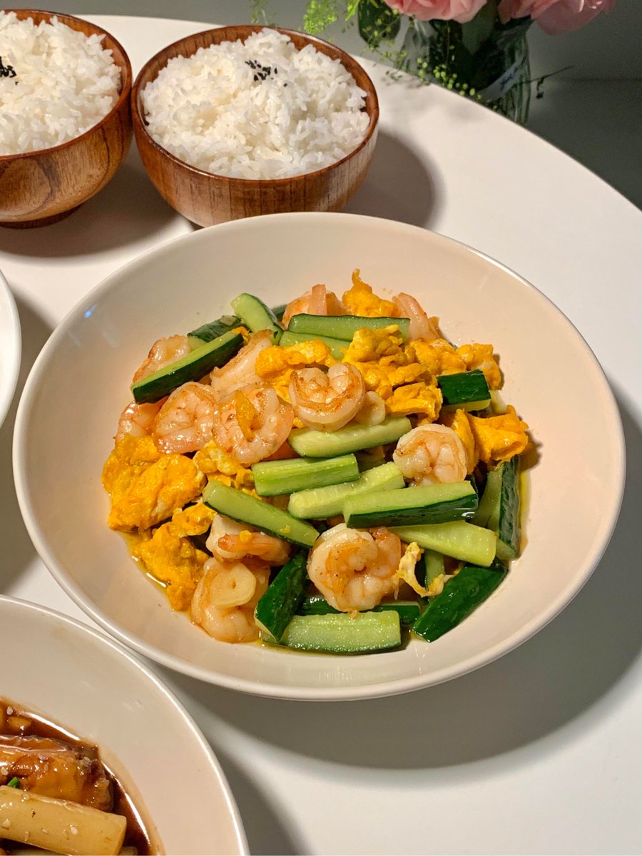 LexieMcclewg's tweet photo. Just nailed this 15-min garlic butter shrimp with a side of roasted veggies—weeknight dinner win that tastes like something from a fancy bistro! https://t.co/CRL9STWNeN
