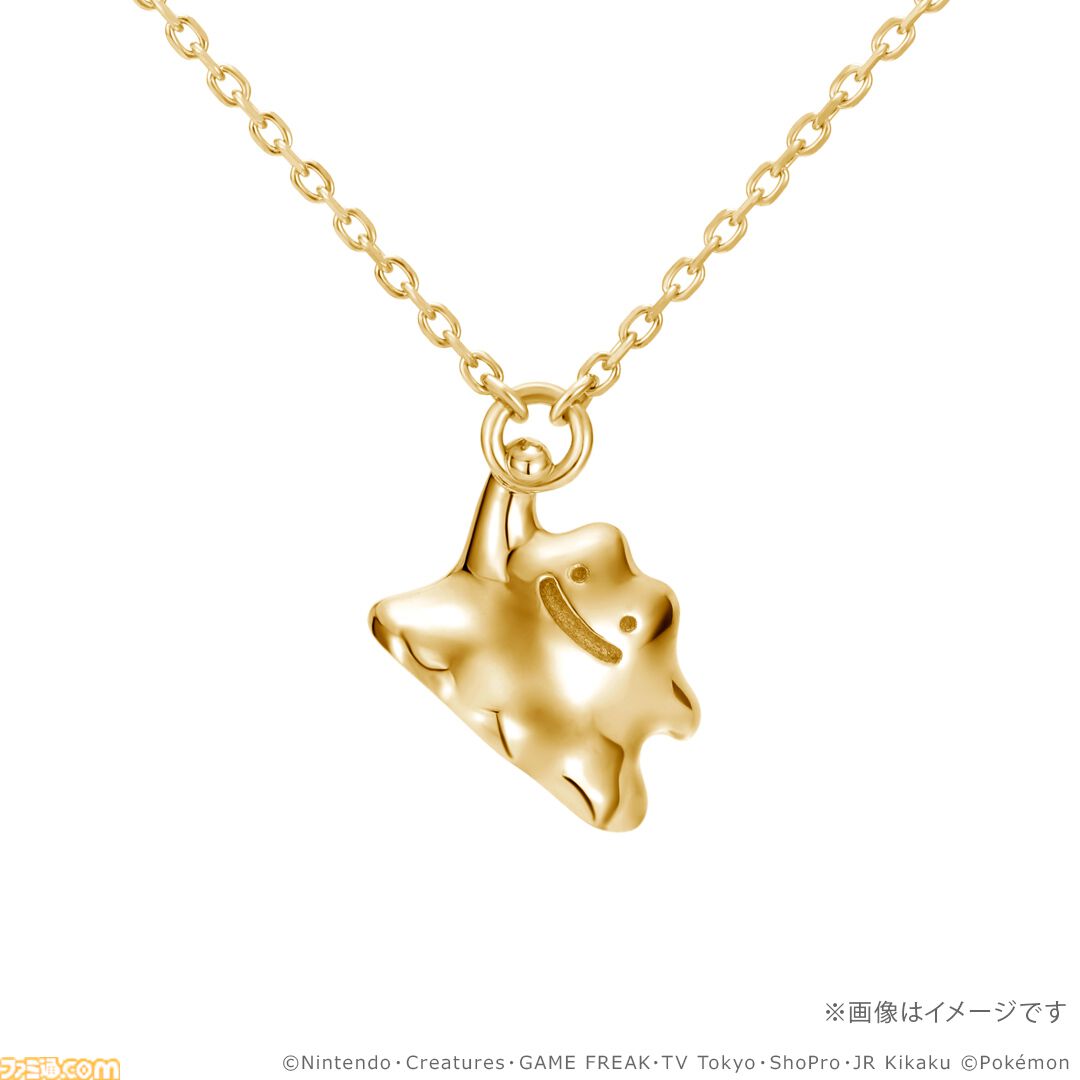 famitsu's tweet photo. 『ポケモン』リッチなゴールドでピカチュウやコイキングが立体化。30周年記念のネックレスが本日（7/10）予約開始
https://t.co/JfOZzGeRmZ

ピカチュウ（28.6万円）、コイキング（39万円）メタモン（49.5万円）、カビゴン（99万円）を展開。比較するとお手頃なシルバーモデルもあります。 https://t.co/X0MLcTV251