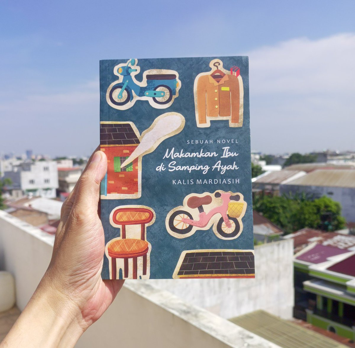 selokali's tweet photo. — currently reading 📖

📘 Makamkan Ibu di Samping Ayah
✏️ Kalis Mardiasih 
📑 142 hal

Selain judul yang catchy, alasan tertarik pengen baca adalah, sebagai seseorang yang besar di keluarga disfungsonal, cerita-cerita seperti ini memang menarik bagiku. https://t.co/HHWdQjYf6M