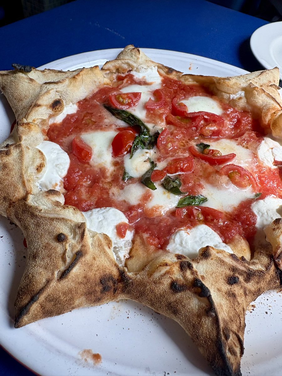 snacksatoo's tweet photo. ナポリスタカ@駒澤
星型のpizza、ドンサルヴォ美味すぎる。
pizzaがヒトデに見えてきた。最近疲れてるのかな🥹ᩚ https://t.co/SdZXiv55pf