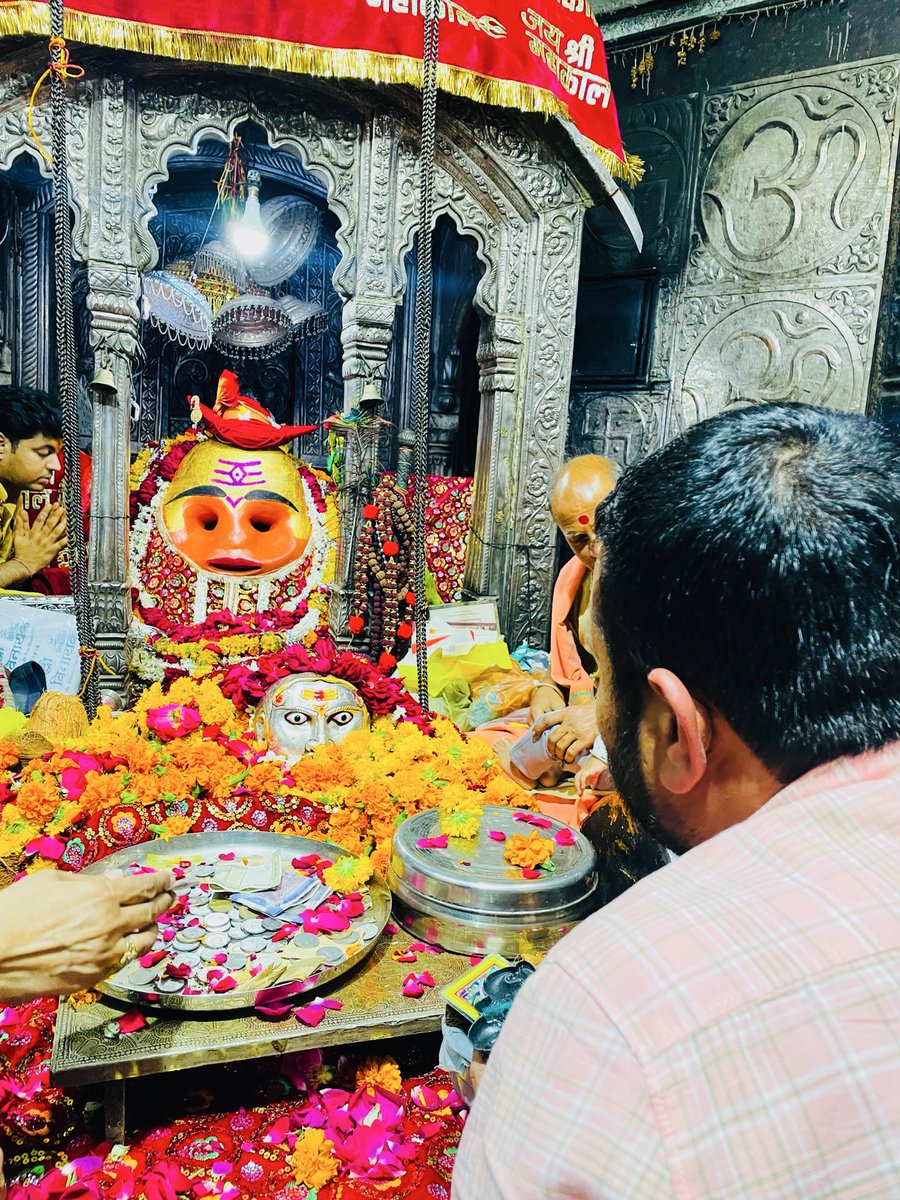 Thevikrantvik's tweet photo. अपने जन्मदिवस के पावन अवसर पर उज्जैन धाम में भगवान श्री महाकालेश्वर एवं श्री काल भैरव बाबा के दिव्य दर्शन कर उनका आशीर्वाद प्राप्त करने का परम सौभाग्य मिला।

हर हर महादेव! 🔱
जय श्री महाकाल! 🚩
जय श्री काल भैरव! https://t.co/uL4Hywd29z