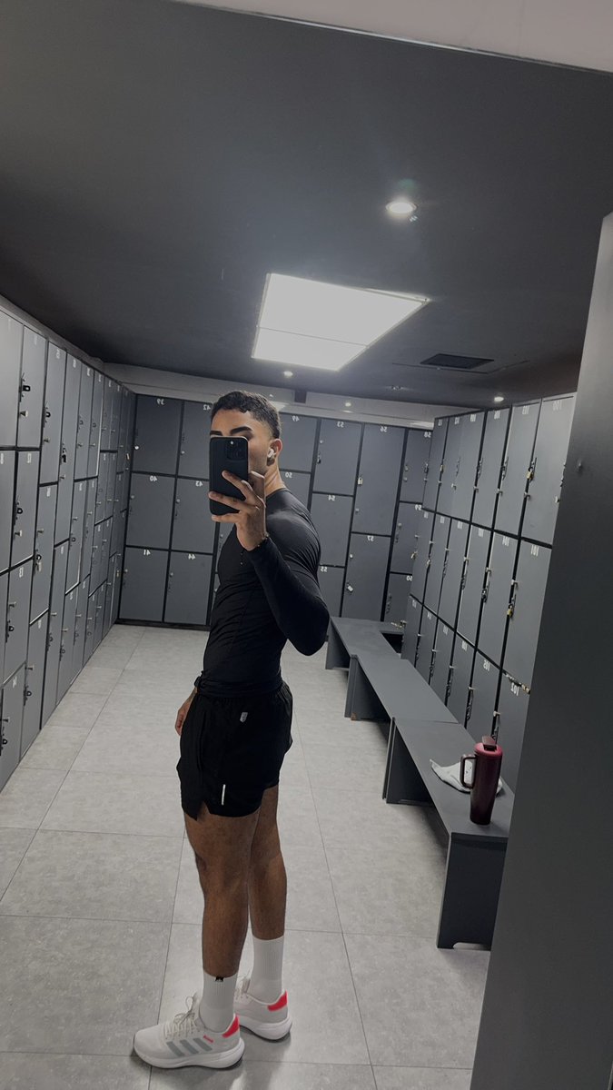 Jycm07_2's tweet photo. need to be a skinny legend 🤣 https://t.co/lO1F9fOCDc