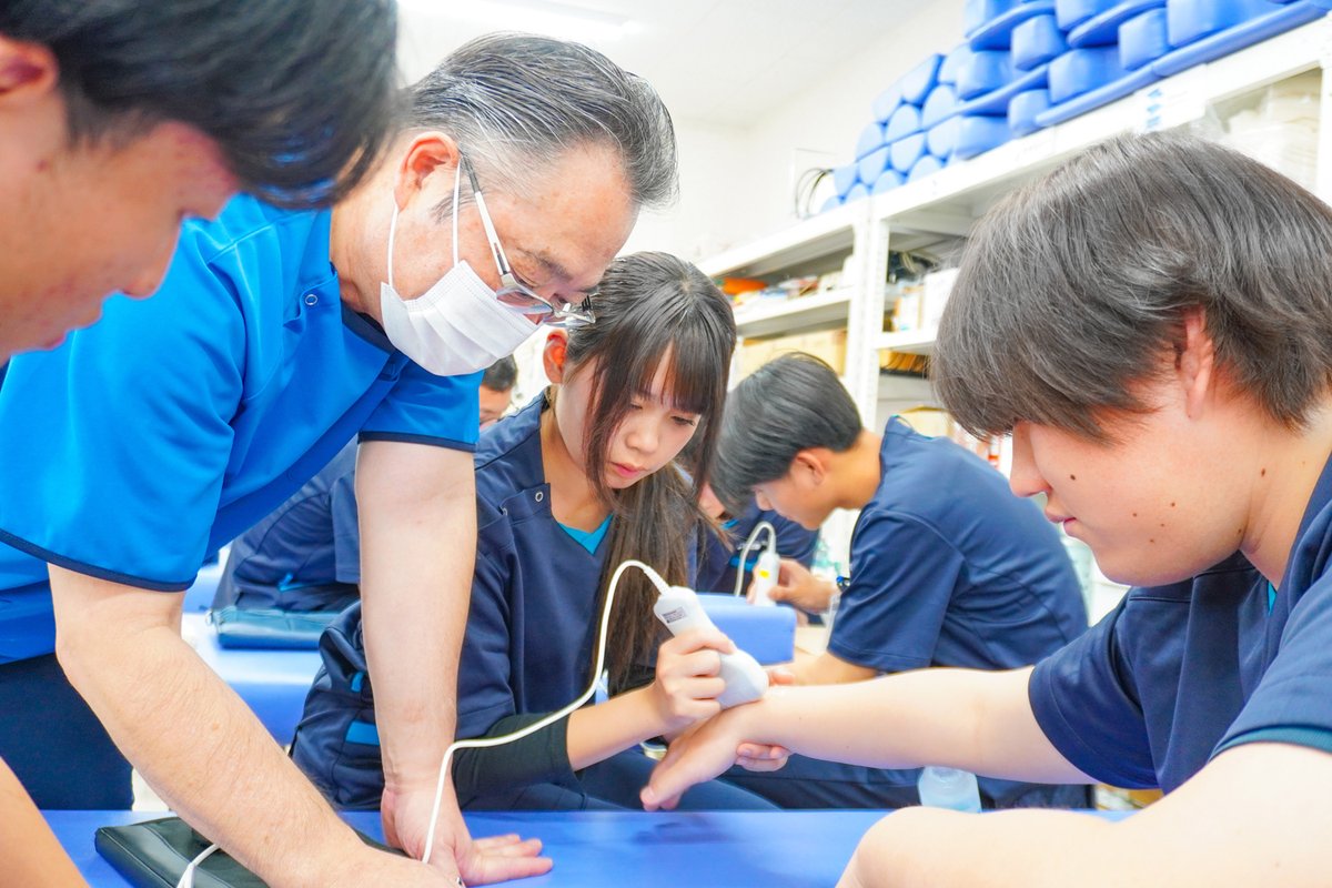 hmc010's tweet photo. 本日は柔道整復学科1年生の実技授業を紹介します！

授業では、超音波画像診断装置(エコー)を活用し、手首の骨・関節・筋肉の構造について学んでいました。実際に自分たちの身体を用いて観察を行い、解剖学への理解を深めていきます。

まずは骨模型を使用し、骨や関節の位置関係を確認します。 https://t.co/LSXBGl59Rg