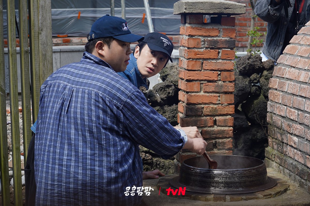 chtvn's tweet photo. [4화 비하인드]
문 인턴표 점심 식사와 함께
정들었던 소 목장에서의 수료식을 마쳤습니다

<콩콩팜팜>
[금] 저녁 8:35 tvN

#tvN #콩콩팜팜 #콩심은데콩나는가고팜하고팜동물농장
#이광수 #김우빈 #도경수
#즐거움엔20tvN #스트리밍은TVING https://t.co/NY0lkbfR6N
