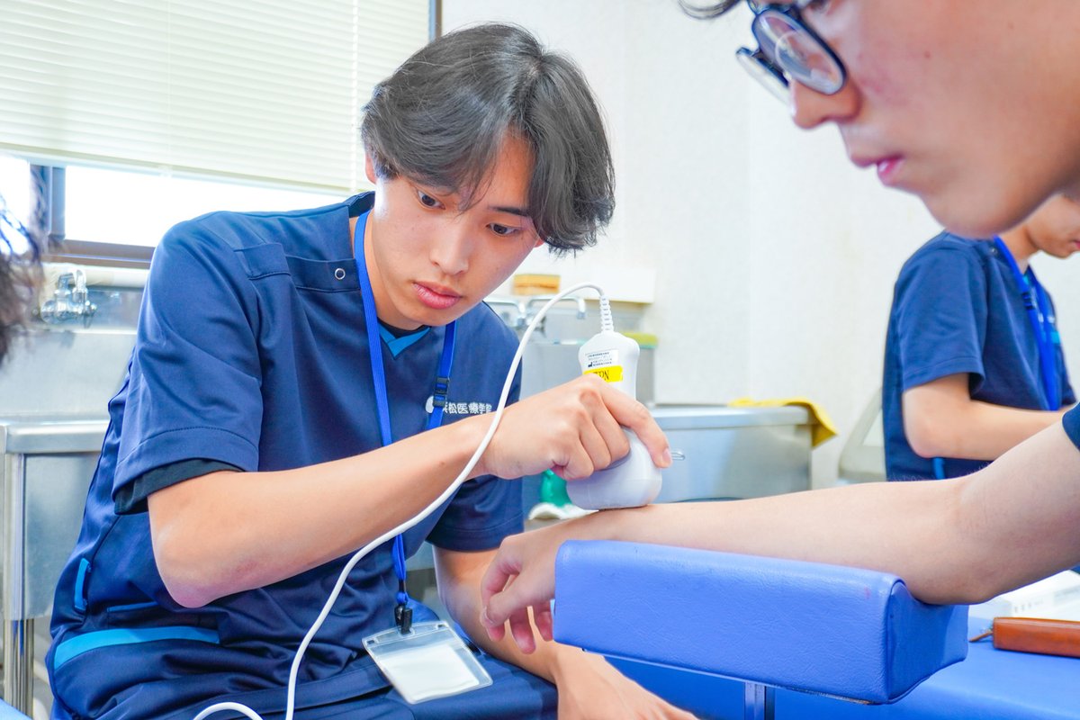 hmc010's tweet photo. 構造を学んだ後は、実際に自分たちの手首を触診し、骨や関節の位置を把握した上で、超音波画像診断装置を使用して皮膚の下の状態を確認しました👀✨

目的とする骨が画像上で確認できた際には、学生たちから喜びの声が上がり、楽しみながら学習に取り組む様子が見られました☺️ https://t.co/R6B2HBBdnJ