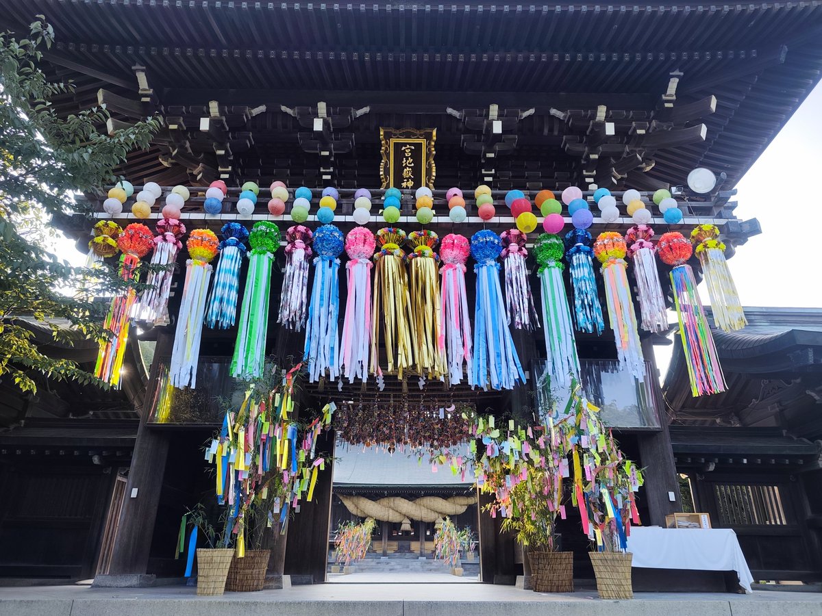 m09140729's tweet photo. 朝のまだ人がいない状態の朝日と風鈴🎐幻想的だった✨️ https://t.co/EL0eDvC1YV