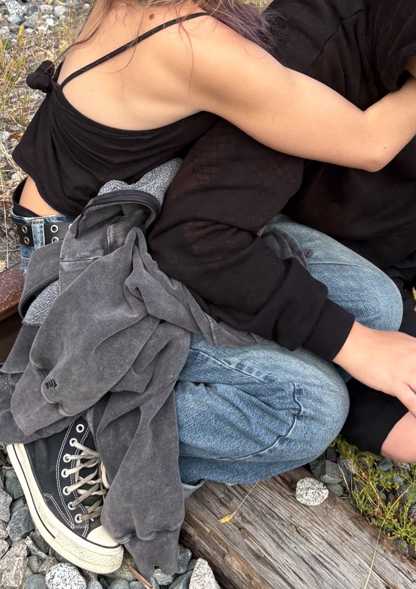 catspocals's tweet photo. my arm in yhus photo what the fuck i literally dont work out😭😭😭 https://t.co/AV9Fkwk5tW
