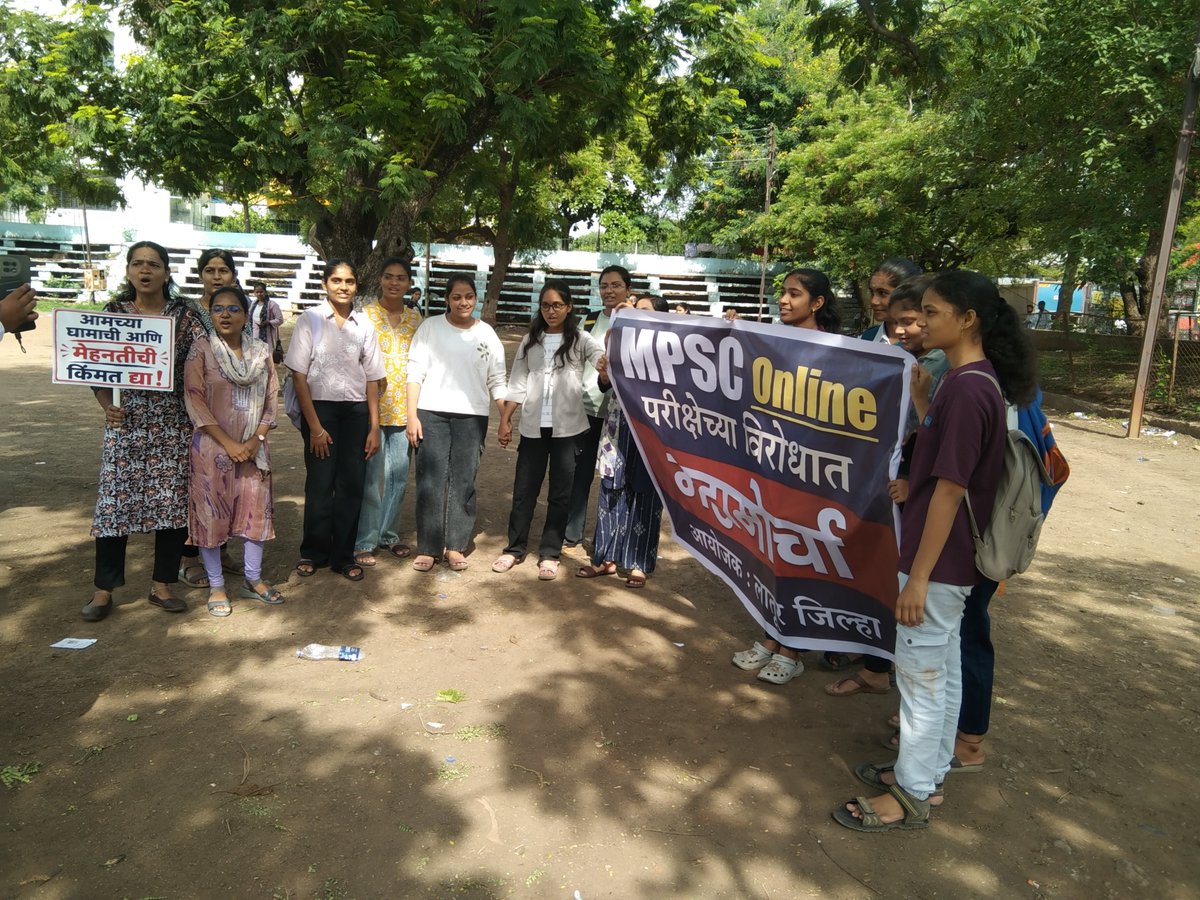 Digambar373's tweet photo. #आम्ही_आलोय_तुम्ही_पण_या
लातूर @mpsc_office ऑनलाईन परीक्षा निर्णयाविरोधात मोर्चा
@bhimanwar आमची दखल घ्यावीच लागेल 
आमची मागणी मान्य करावीच लागेल.. https://t.co/yd57fS2BOb