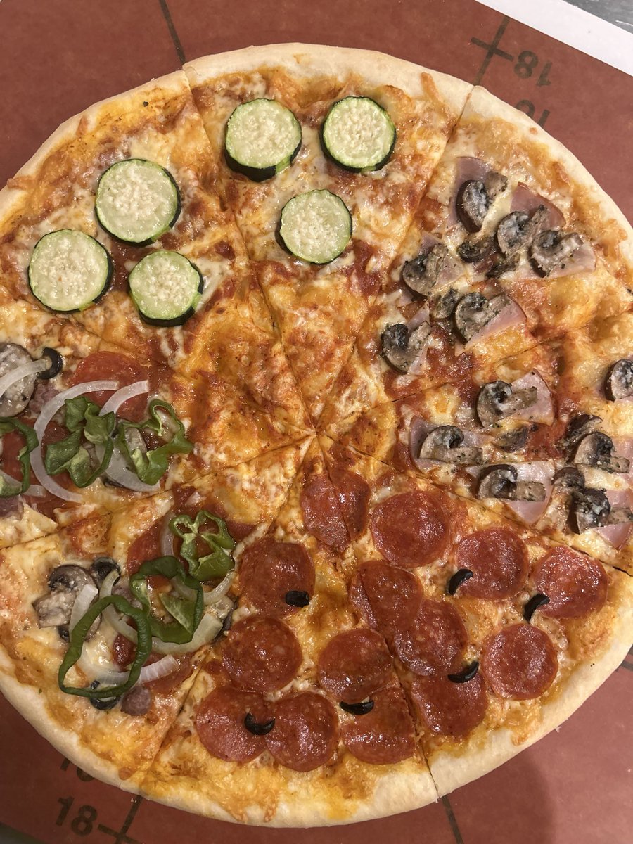 pzism_musashino's tweet photo. 今日も焼き上がってます。
チョリソーは加熱されるとちょっと反り返るんですよ。
タコさんウインナーはこの原理で作られます(笑)
熱々のピザに冷たいサルサソースが抜群に合う今月のスペシャル、チョリソーとフレッシュサルサは今日みたいな暑さの日にはぴったりなのでぜひぜひ召し上がってください！ https://t.co/37h0PGB8N3