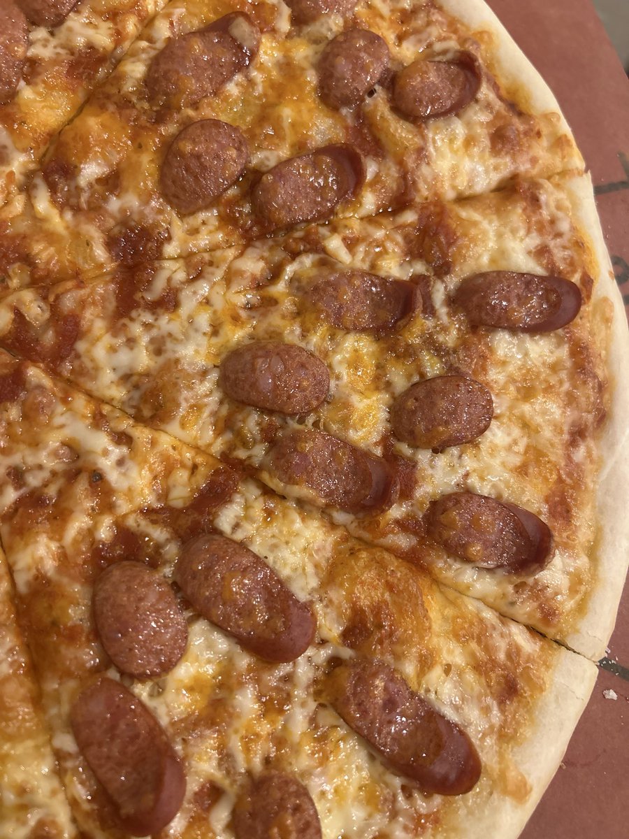 pzism_musashino's tweet photo. 今日も焼き上がってます。
チョリソーは加熱されるとちょっと反り返るんですよ。
タコさんウインナーはこの原理で作られます(笑)
熱々のピザに冷たいサルサソースが抜群に合う今月のスペシャル、チョリソーとフレッシュサルサは今日みたいな暑さの日にはぴったりなのでぜひぜひ召し上がってください！ https://t.co/37h0PGB8N3