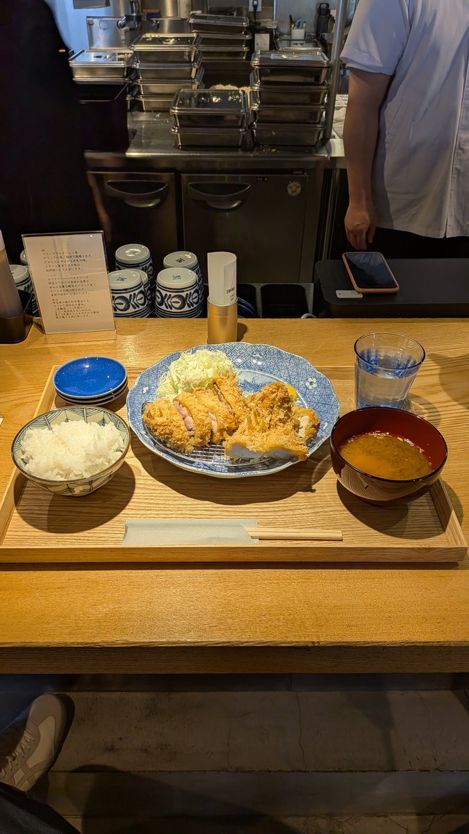 uryo1112's tweet photo. 東京旅行に来る人たちへ
外苑前のとんかつ七井戸の天城しゃもチキンカツだけは絶対に食べるように
他のいらない、ここだけでいい。
こんなに美味しいものがあったのかって100%なるから。わしを信じろ。 https://t.co/nGhgpB9BEm