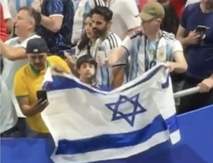 jacksonhinkle's tweet photo. Egypt player Mohamed Hany flipped off Argentina fans after yesterday’s match, following them raising an Israeli flag. https://t.co/c76821OvGr
