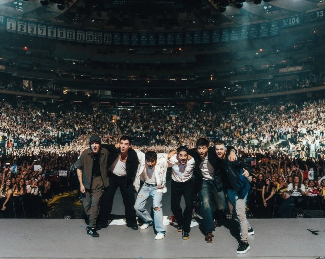 Ls28_Zp25's tweet photo. The band pic is here🥰❤️A beautiful shot of Louis, his band and crowd🥹So proud of all of them🩵 

#HDWGHNewYork
#HDWGHMSG https://t.co/WIzMckFdgq