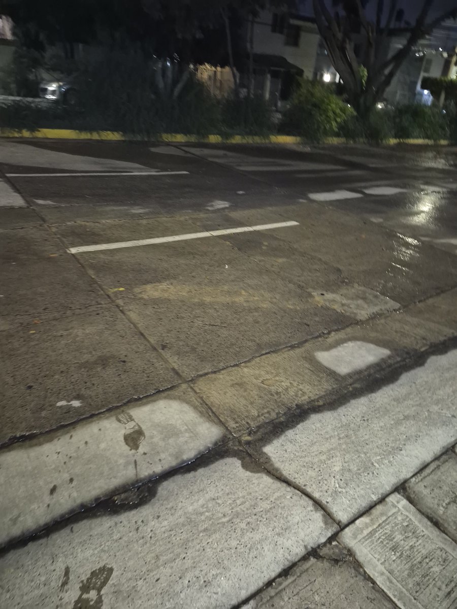 javan73's tweet photo. Gran fuga de agua potable en arco pertinax y arco cómodo, Arcos de zapopan 3era sección 
@siapagdl @ZapopanGob https://t.co/hwrzrvqQs4