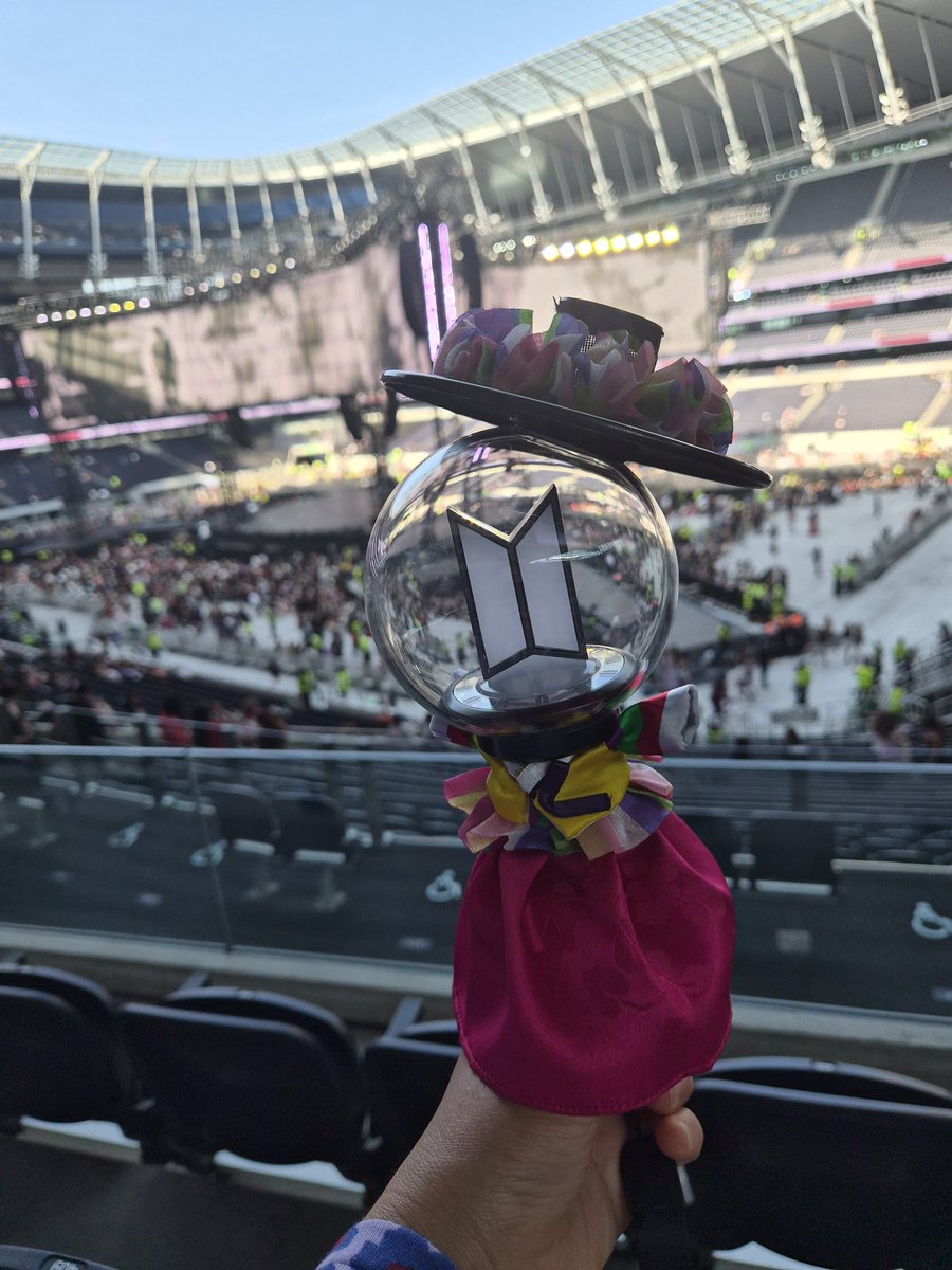 Purple_moon_R's tweet photo. #방탄소년단 
#런던콘
#BTS_ARMY 
@BTS_twt 
런던콘 너무 좋았어요 😍 
영상  하나 겨우 건졌지만 눈에 마음에
많이 담아왔네요 💜
런던 관광은 못했지만  좋은기억이 많은 곳이 되었어요 ㅎㅎ 💜 https://t.co/NWUVlnZq4G