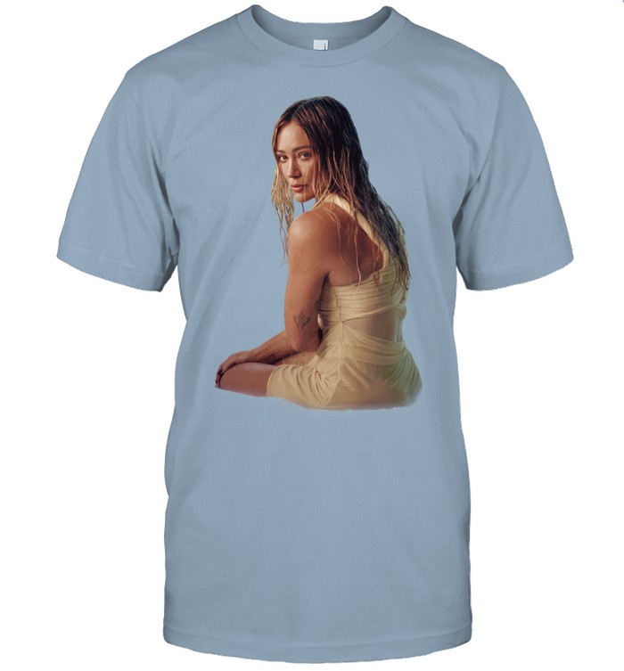 reallymerch's tweet photo. Channel your inner Hilary with the Roommates Shirt! 🛋️ Perfect for #nostalgia lovers and binge-watching nights. #HilaryDuff fans, this one's for you! Get it here.
https://t.co/yrRBFvTaDg https://t.co/JOj2UiZGLQ