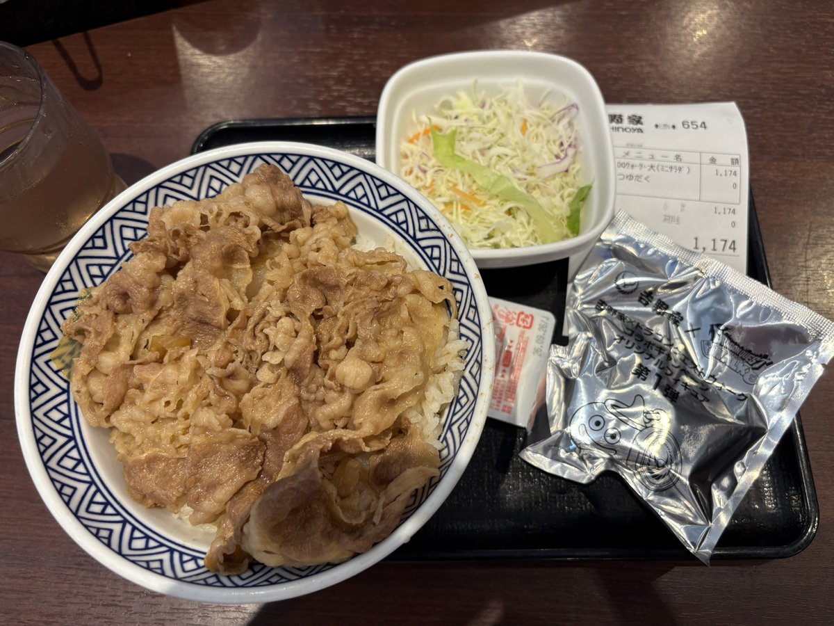 nissynextdoor's tweet photo. ついにゲット…！！！

シークレットなはずなのに一瞬で何が入ってるかは分かってしまうやつ🤣

はじめてだからまぁ許す。笑

 #吉野家ドラクエウォーク 
 #ドラクエウォーク https://t.co/mTkWyzn5UB