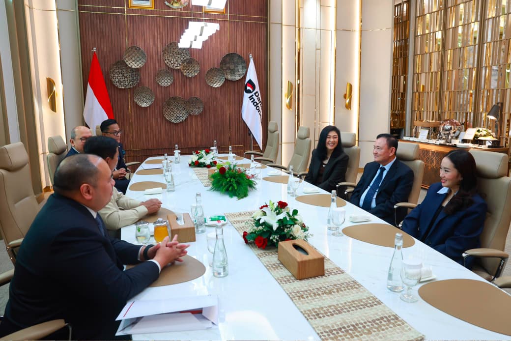 KemensetnegRI's tweet photo. Pertemuan Presiden Prabowo dengan Tiga Mantan PM Thailand Perkuat Jejaring Persahabatan Internasional

Presiden Prabowo Subianto melakukan pertemuan dengan tiga mantan Perdana Menteri Thailand, yakni Thaksin Shinawatra, Yingluck Shinawatra, dan Paetongtarn Shinawatra, di Gedung Danantara, Jakarta, Kamis (09/07/2026). Pertemuan tersebut menjadi bagian dari upaya Presiden Prabowo memperkuat jejaring persahabatan sekaligus membuka ruang bagi kerja sama internasional melalui komunikasi dengan para pemimpin dan tokoh dunia.

Dalam keterangan tertulisnya, Sekretaris Kabinet Teddy Indra Wijaya mengatakan bahwa Thaksin Shinawatra, yang kini menjadi anggota Dewan Penasihat Danantara, memberikan sejumlah masukan serta bertukar pikiran dengan Presiden Prabowo dan jajaran pimpinan Danantara mengenai berbagai peluang penguatan investasi, strategi pengelolaan aset, serta pengembangan ekonomi nasional yang berorientasi pada pertumbuhan jangka panjang.

Pertemuan ini juga menjadi bagian dari upaya pemerintah memperkuat jejaring persahabatan, membuka ruang pertukaran gagasan dan pengalaman, serta memperluas kerja sama internasional di tengah dinamika global yang terus berkembang.

Sumber: BPMI Setpres 

#KemensetnegRI 
#RilisPresiden