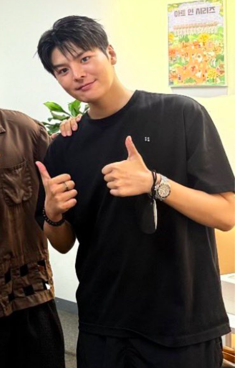 ryeounpics's tweet photo. RYEOUN LOOKS SO GOOD ... icb we got a real time update of his looks 😭😭🧎🧎 https://t.co/LX6F9u4WQq