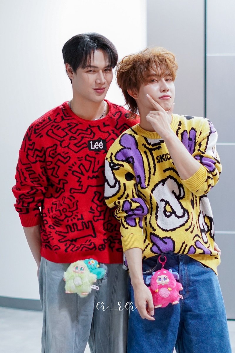 er__rer's tweet photo. ไม่อยากให้พี่เท่ เลยจับมือให้พี่ไปทำเท่ให้ตัวเองหราา 😏

#KNOTmediajunketDay2
#KNOTtheseries 
#Folkzfolkz #Usimaki_Jame 
#JameFolk https://t.co/D4P5onElUJ