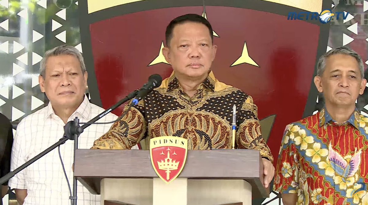 LambeSahamjja's tweet photo. wartawan : soal foto keluarga yang disentul gimana tuh pak? apakah bapak sudah mengundurkan diri? apakah uang uang disana bapak tidak tahu ada disana?

febrie : saya lagi disuruh untuk secepatnya menyelesaikan berkas berkas 

febrie : rumah di sentul itu memang rumah jampidsus 
ada uang disana, ya harus di cari uang milik siapa, emasnya juga milik siapa, semua bisa kami pertanggung jawabkan 

febrie : tapi untuk penjelasannya tidak bisa di jelaskan di forum seperti ini