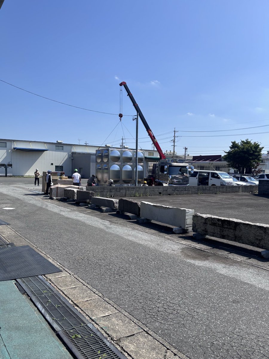 hayanokenko's tweet photo. 本日の室原工場

動力消防ポンプ　設置中

大きいです
#早野研工　#室原工場
#消防ポンプ https://t.co/eNbV4euHWr