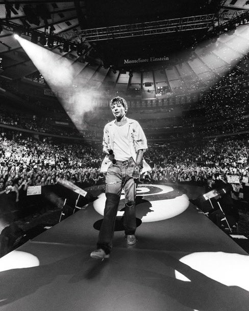 LTWorldUpdates's tweet photo. Louis Tomlinson realizó una donación a la organización Greater Good Music Charity tras su histórico show en el Madison Square Garden.

Su aporte ayudó a brindar alimentos gratuitos a niños, adultos mayores y familias en situación de necesidad en NY, en colaboración con CHIPS. https://t.co/YbqGYJOGxK