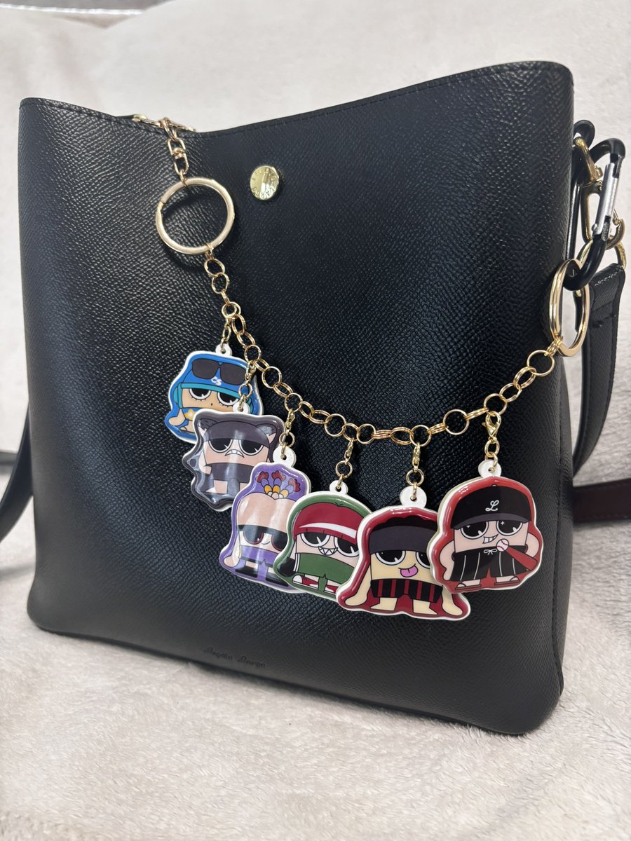 besty_LAdesert's tweet photo. ステッカーをチャームに🙌

プラ板で作りました。裏にはお名前入れさせてもらいました〜！かわいいよおおお😍

#BoomBoomBros https://t.co/yyKjxMStBu