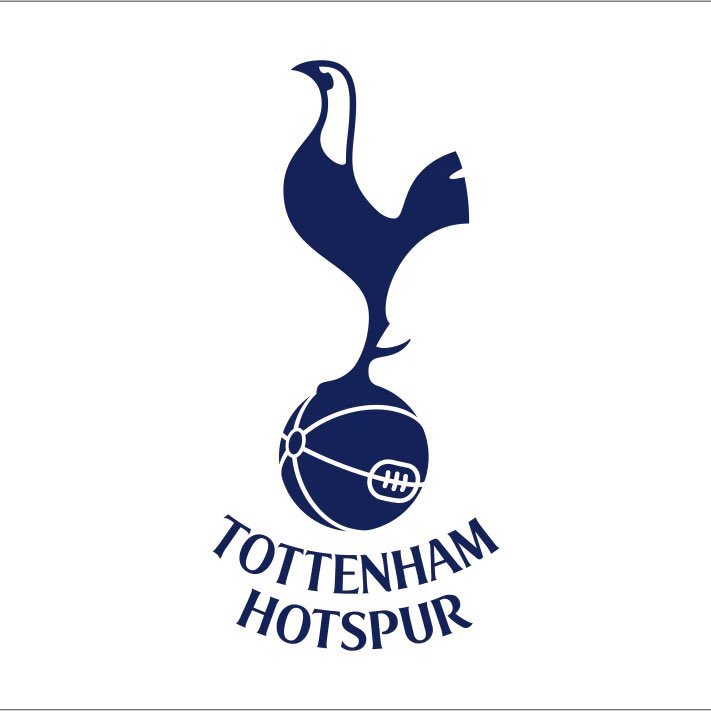 TheLilywhitesID's tweet photo. 🚨UPDATE: Rumor Eli Junior Kroupi ke Tottenham semakin liar dalam beberapa hari terakhir. Tapi kalau dua laporan Diario SPORT dibaca utuh, ada beberapa hal menarik yang perlu dicatat.

Tottenham ada di barisan klub yang paling serius memantau Kroupi. Selain itu, klub lain seperti Barcelona, PSG, dan Arsenal juga dikabarkan tertarik dengannya.

Bahkan SPORT menyebut Roberto De Zerbi adalah sosok yang paling mendorong perekrutan Eli Kroupi sebagai bagian dari proyek barunya di Spurs.

Namun, di sisi lain muncul bantahan langsung dari agen Kroupi, Moussa Sissoko yang bilang kalau belum ada kesepakatan dengan Tottenham, sama seperti belum ada negosiasi dengan Barcelona.

“Kami terus mendiskusikan masa depannya. Kita akan lihat apa yang terjadi dalam beberapa hari ke depan, untuk saat ini belum ada keputusan pasti.”

Hal yang juga menarik adalah posisi Bournemouth. Secara resmi Tiago Pinto sebagai direktur olahraga Bournemouth pernah mengatakan Kroupi tidak dijual dan masih terikat kontrak lebih dari empat tahun tanpa klausul rilis.

“Kontraknya masih tersisa lebih dari empat tahun, tidak ada klausul pelepasan, dan dia tidak akan pergi ke mana pun.”

Tetapi laporan yang sama menyebut klub-klub peminat memahami bahwa Bournemouth baru akan mempertimbangkan melepasnya jika ada tawaran yang mendekati €100 juta. #THFC 

—• Jaume Marcet dan Sergi Castillo via Diario SPORT