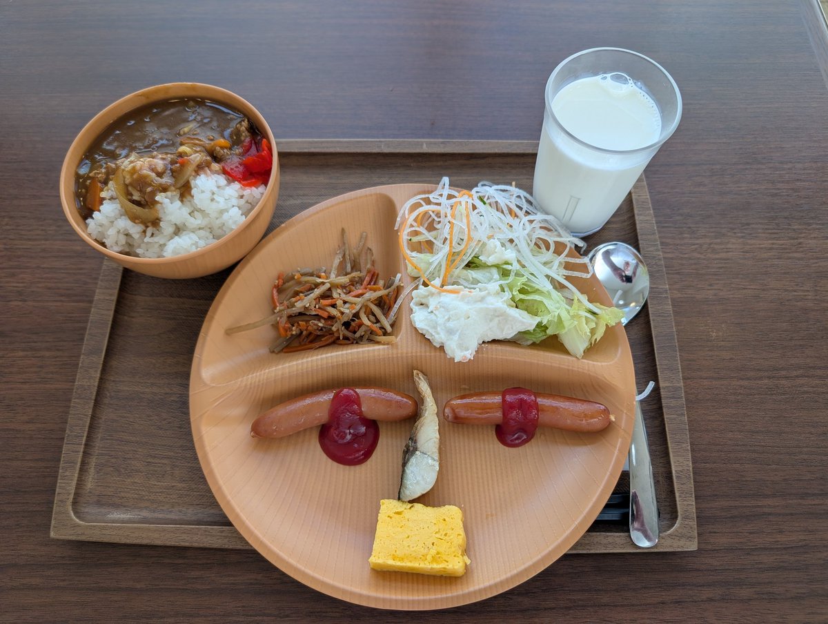 kurofuku's tweet photo. 夏がそこまで迫ってるねー
#朝食
#朝食バイキング
#出張中
#土浦市 
#野菜とポテトサラダ
#きんぴら
#ウインナー
#焼魚
#玉子焼
#カレーは薬膳料理
#朝はやっぱり牛乳
#顔朝飯 https://t.co/V1zNXoGIBK