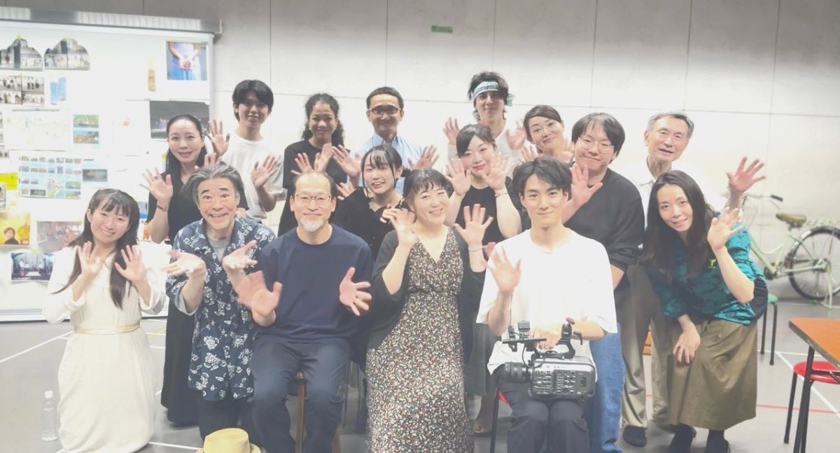 aogumix's tweet photo. 稽古場に擬闘アドバイザーの松本有樹純さん、撮影の新部貴弘さんがお越しになりました🌟本番まで残り１週間！一同気合いが入ります🛳️

青☆組vol.28 劇団化15周年記念公演 第二弾  
『パール食堂のマリア』  
作・演出　吉田小夏  
2026.7.17-20 @吉祥寺シアター 
⚓公演詳細🎫https://t.co/P1TKxz2vmp https://t.co/f8xCZxLI6s